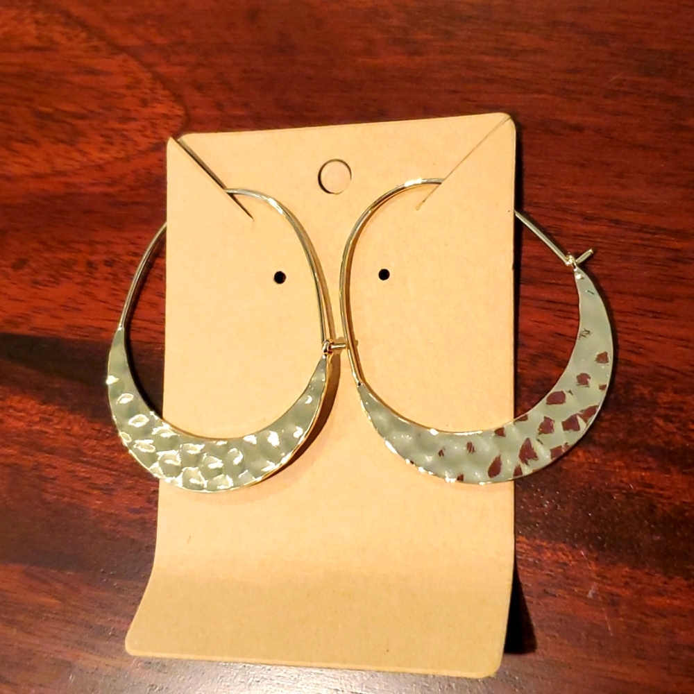 Gold hammered hoops earrings